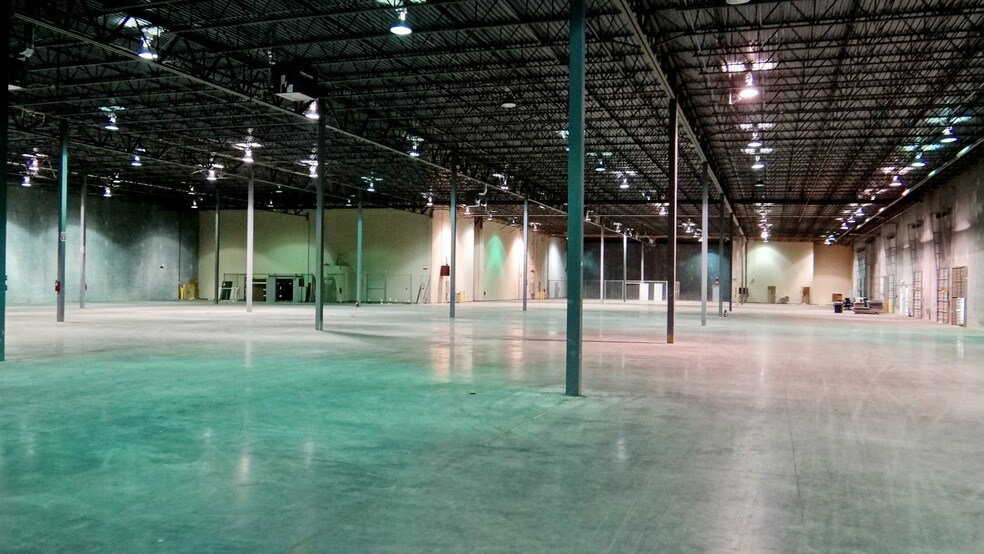 More Photos Of 8610 Air Park West Dr, Charlotte Warehouse For Lease