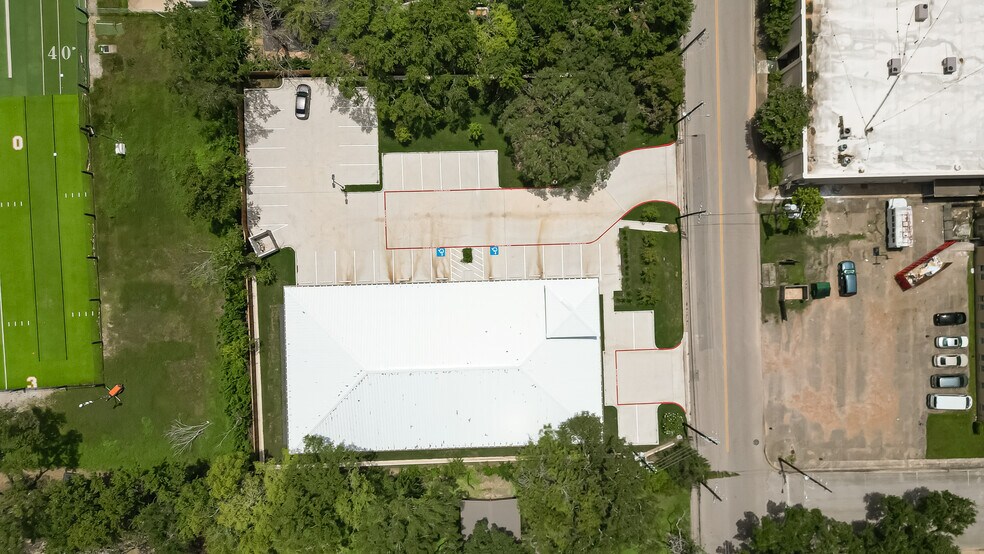 More Photos Of 910 East Ave, Katy Showroom For Lease