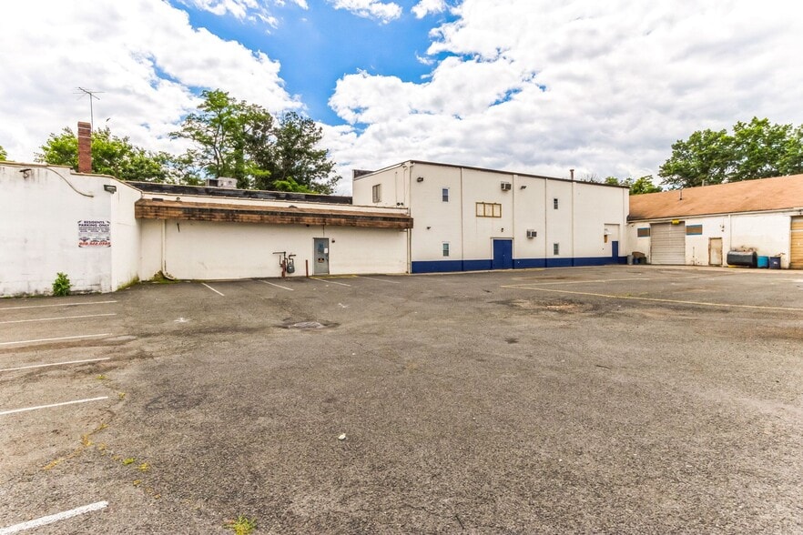 More Photos Of 200 W 4th St, Plainfield Light Distribution For Lease