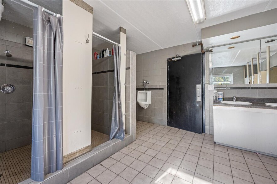 More Photos Of 1020 W Hillcrest Dr, Dekalb Sorority Fraternity House For Sale