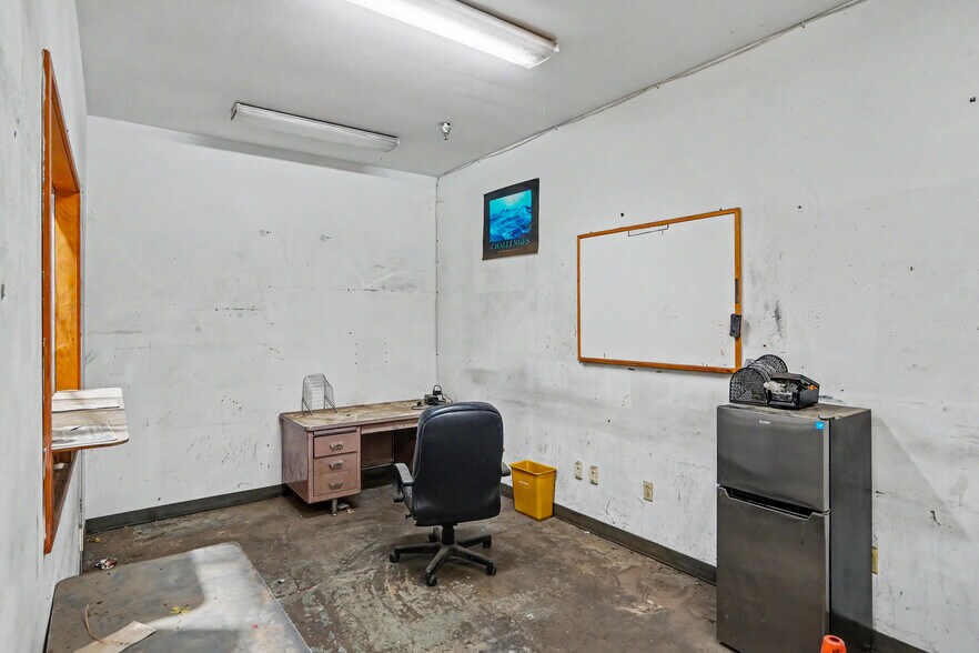 More Photos Of 3025 Kathryn Ave NE, Albany Warehouse For Lease