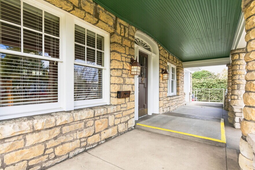 More Photos Of 3208 College Dr, Louisville Office For Sale