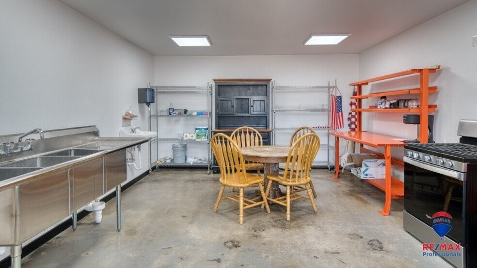 More Photos Of 2423 E Cleveland St, Sundance Flex For Sale