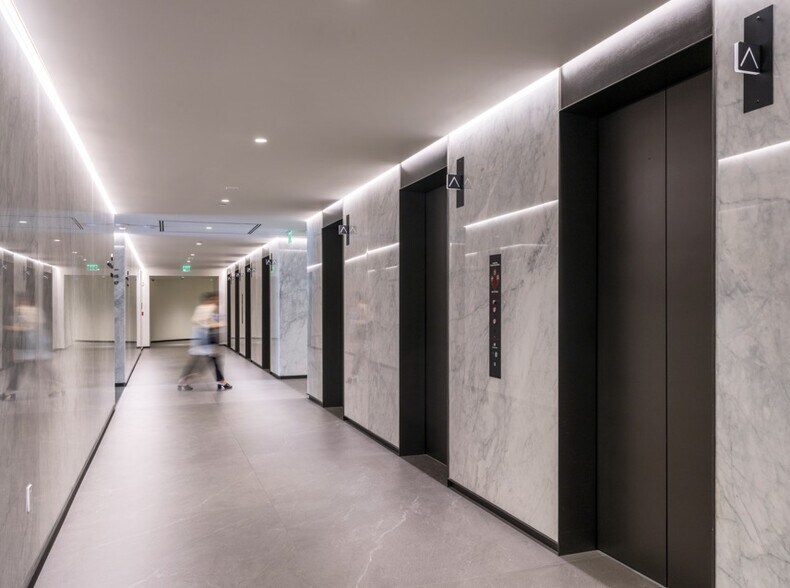 More Photos Of 100 SE 2nd St, Miami Office For Lease