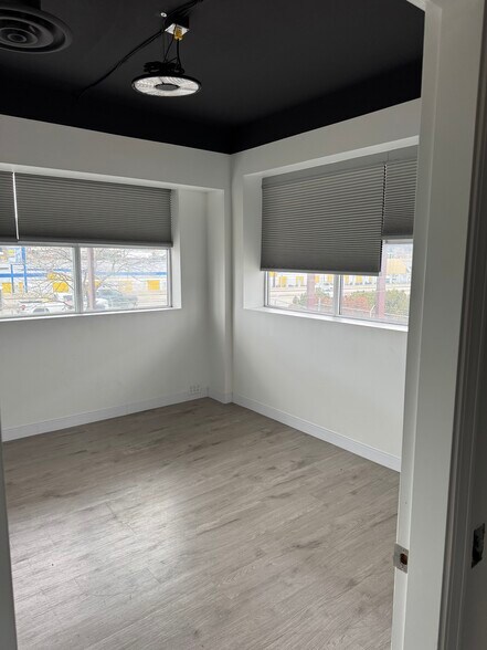 More Photos Of 2550 Acland Rd, Kelowna Flex For Sale