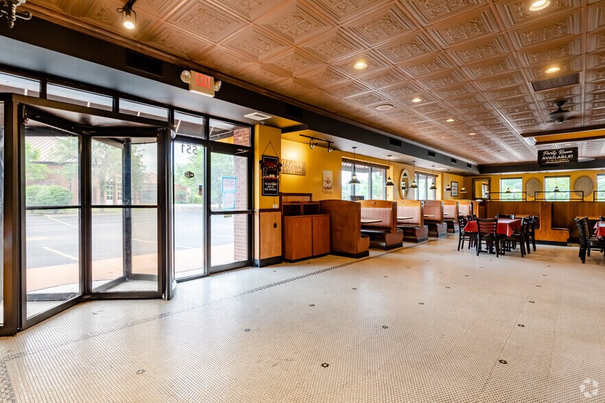 More Photos Of 551 S 8th St, West Dundee Restaurant For Sale