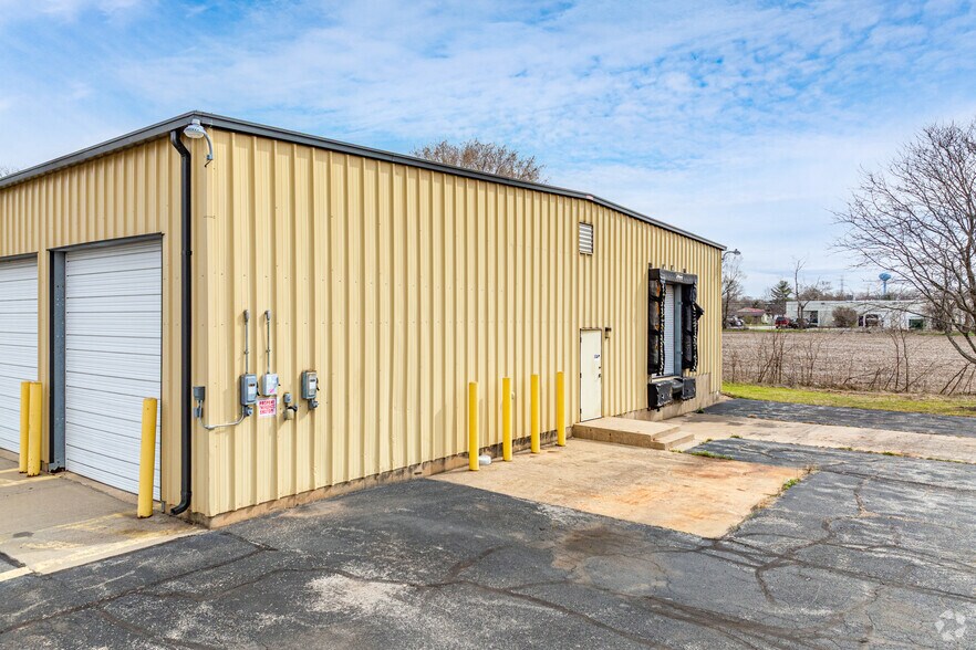 More Photos Of 9941 N Alpine Rd, Machesney Park Warehouse For Lease