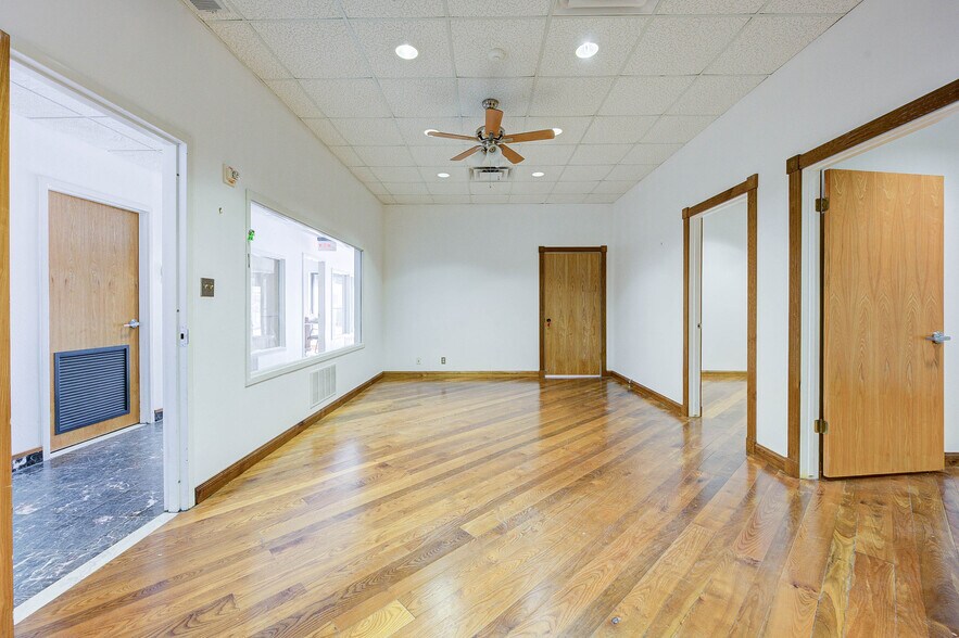 More Photos Of 7415 Eastex Freeway Plaza, Beaumont Industrial For Sale