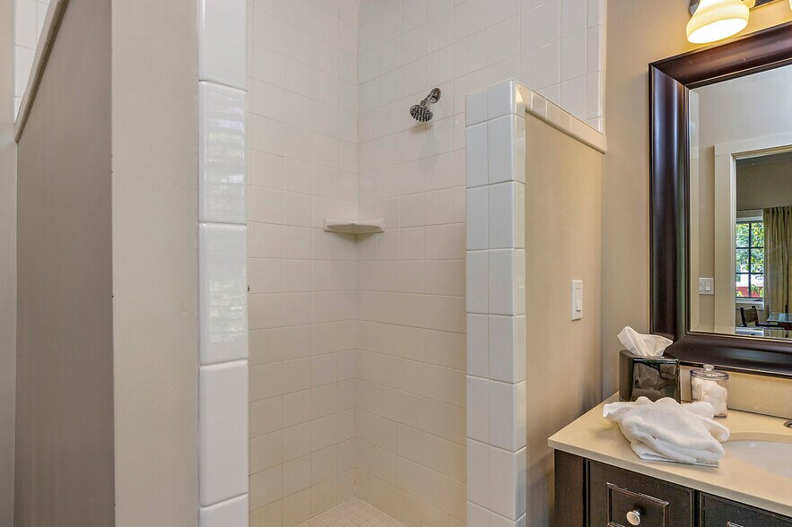 More Photos Of 240 E California St, Jacksonville Hotel For Sale