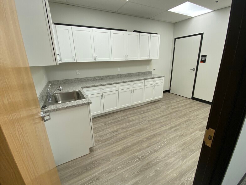 More Photos Of 1031 Office Park Rd, West Des Moines Office For Lease