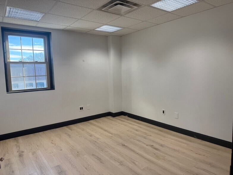 More Photos Of 960 Reservoir Ave, Cranston Office For Lease