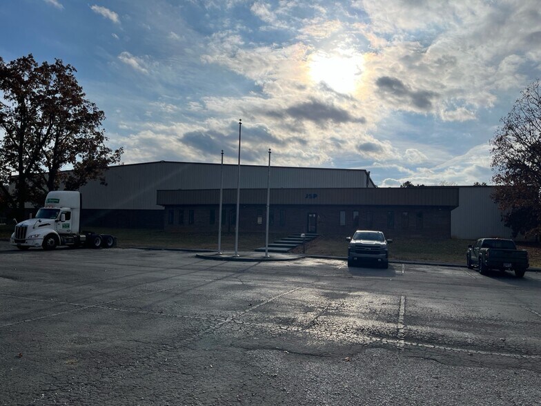 More Photos Of 208 Industrial Blvd, Tullahoma Warehouse For Sale