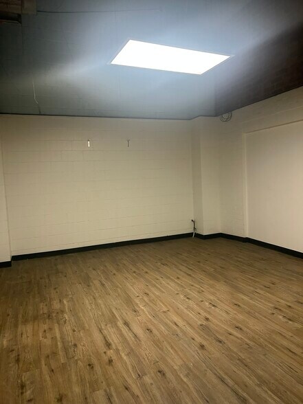 More Photos Of 220 W 21st St, Los Angeles Warehouse For Lease