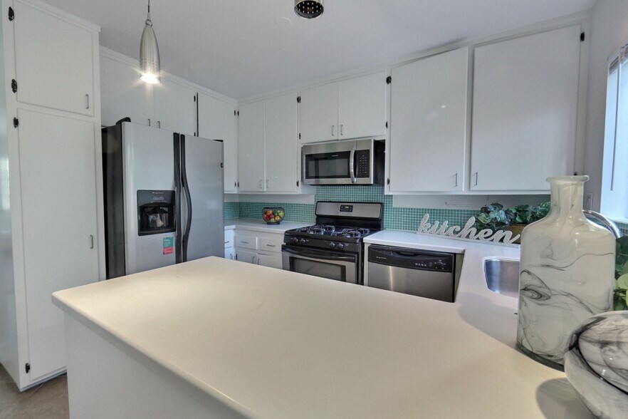 More Photos Of 534 Broadway St, Venice Apartments For Sale