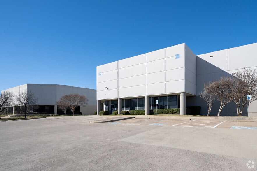 More Photos Of 401-441 Railhead Rd, Fort Worth Distribution For Lease
