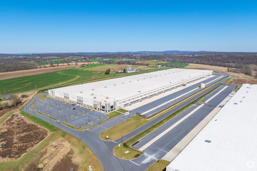 More Photos Of 2771 N Market St, Elizabethtown Distribution For Lease