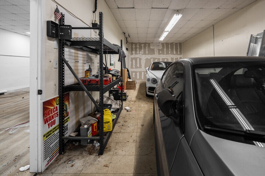 More Photos Of 385 Sheffield Ave, West Babylon Flex For Lease