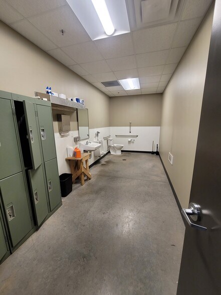 More Photos Of 3131 Halvor Ln, Superior Light Distribution For Lease
