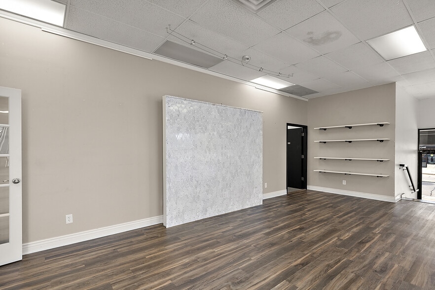 More Photos Of 130-150 E University Dr, Rochester Storefront Retail Office For Lease