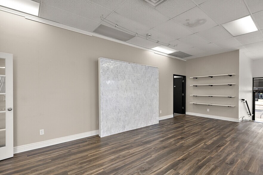More Photos Of 150 E University Dr, Rochester Storefront Retail Office For Lease