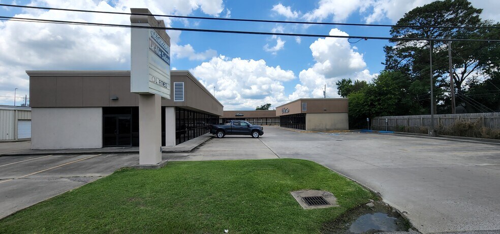 More Photos Of 3316 Highway 365, Nederland General Retail For Sale