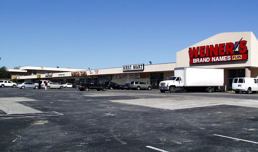 More Photos Of 3200 S Lancaster Rd, Dallas General Retail For Lease
