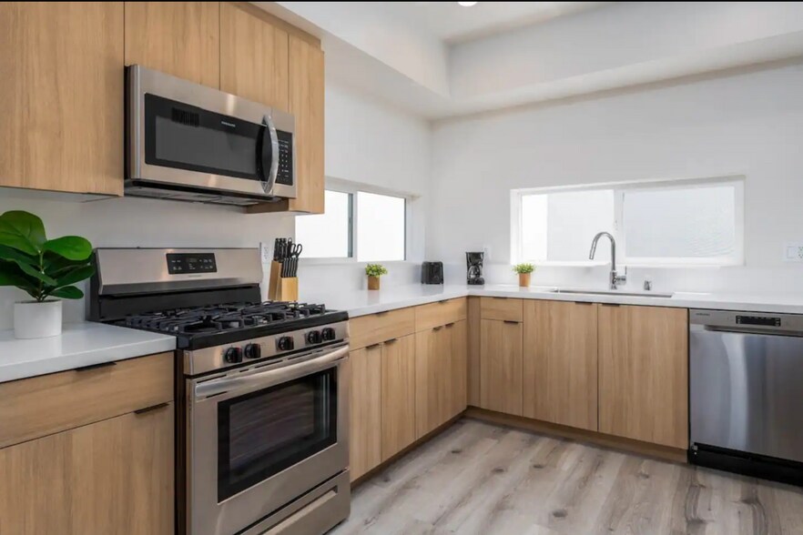 More Photos Of 216 N Coronado St, Los Angeles Multifamily For Sale