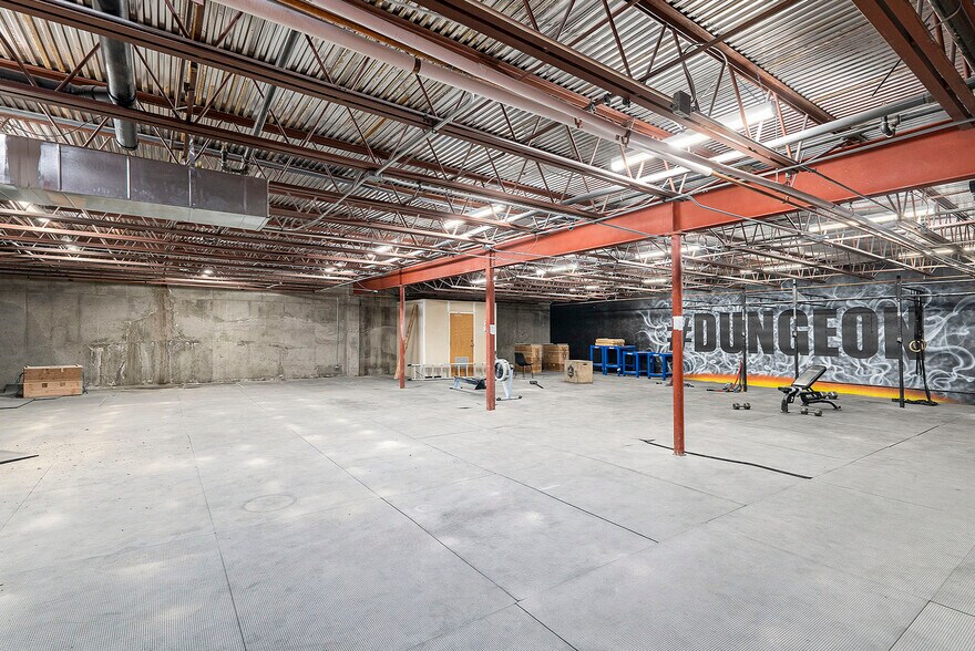 More Photos Of 221 W County Line Rd, Littleton Freestanding For Lease