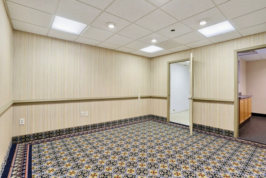 More Photos Of 505 Jermor Ln, Westminster Restaurant For Lease