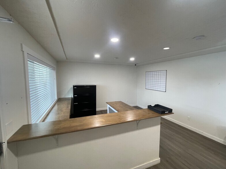 More Photos Of 3070 NW Canal Blvd, Redmond Land For Lease