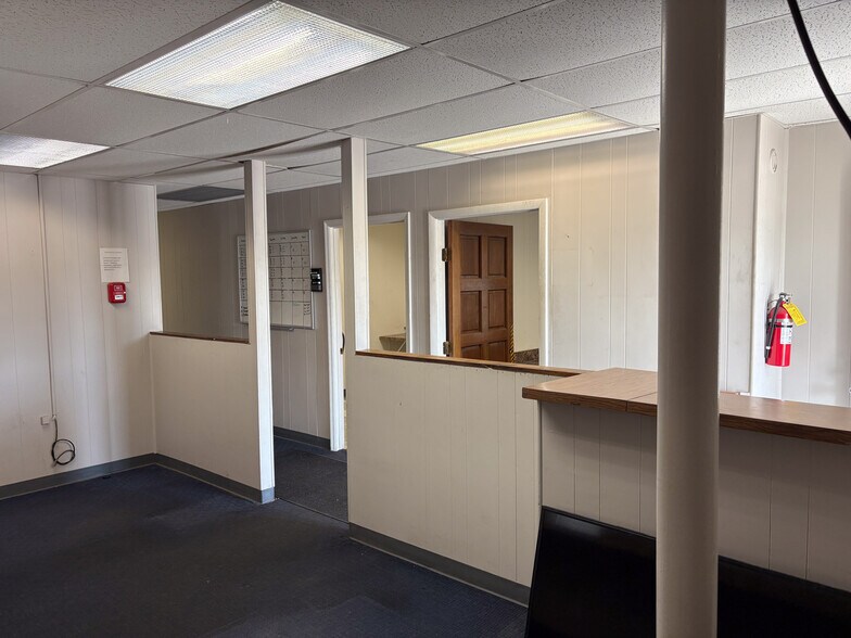 More Photos Of 17 Main St, Savannah Distribution For Lease