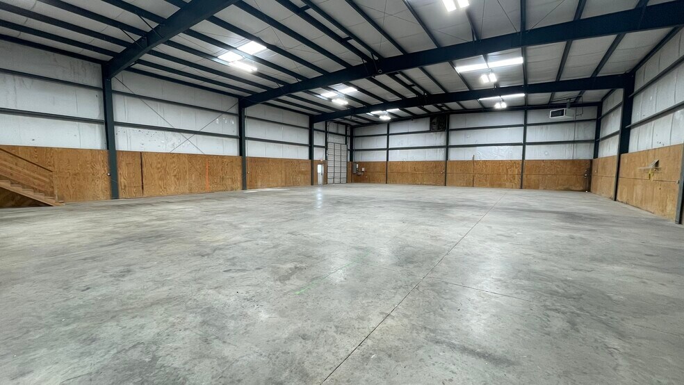 More Photos Of 220 Scotland Dr, Alabaster Warehouse For Lease