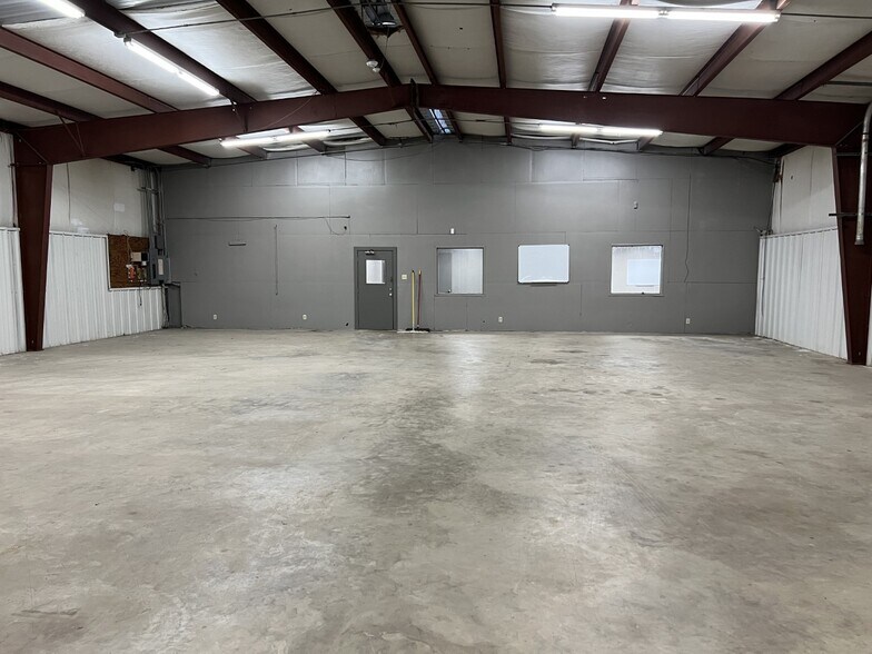 More Photos Of 1910 W Cardinal Dr, Beaumont Industrial For Lease