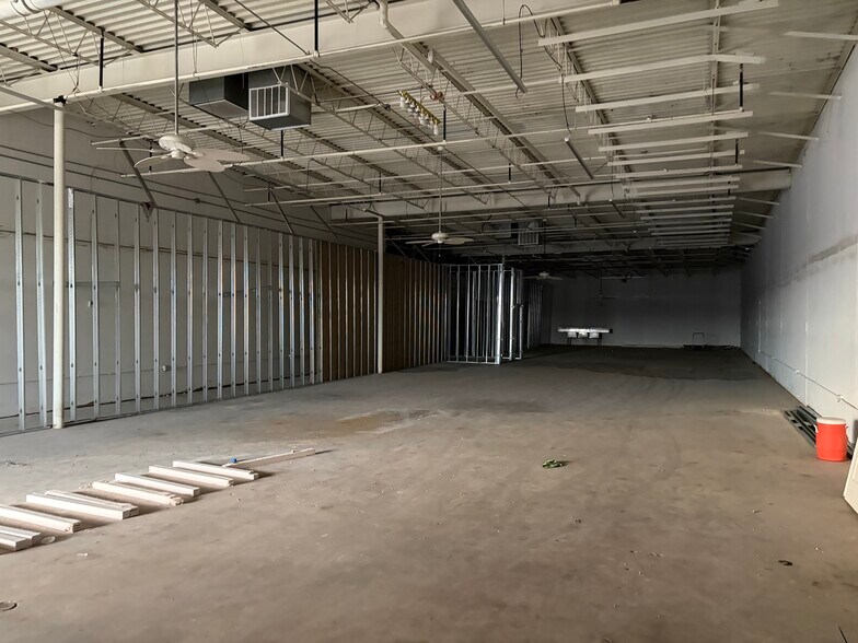 More Photos Of 726 W Pioneer Pky, Grand Prairie Unknown For Lease