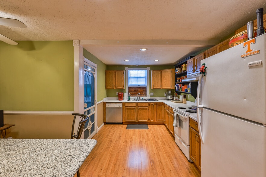 More Photos Of 126 N Wilson St, Dresden General Retail For Sale