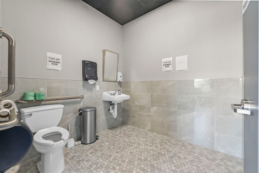 More Photos Of 530-540 Bergen Blvd, Ridgefield Office For Sale