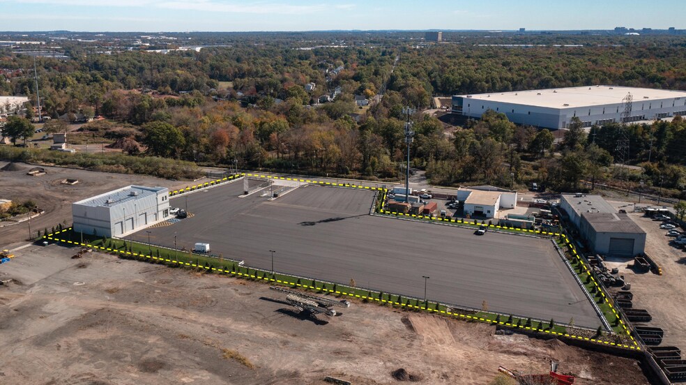 More Photos Of 166 Baekeland Ave, Middlesex Truck Terminal For Lease