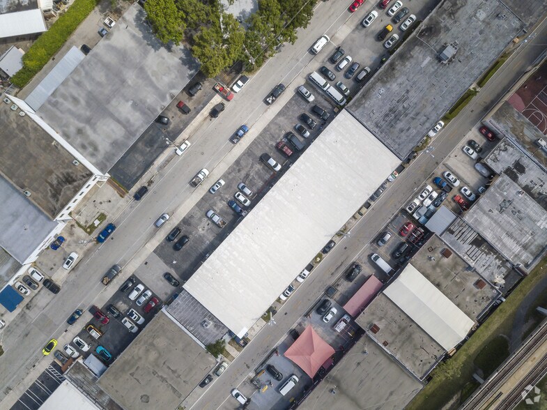 More Photos Of 5764-5806 Commerce Ln, South Miami Showroom For Lease