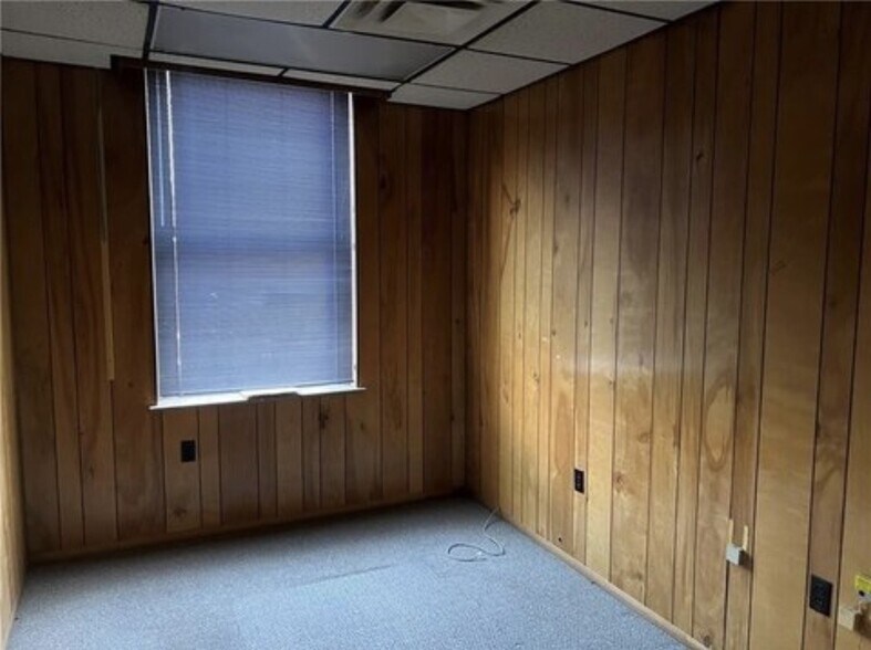 More Photos Of 107 E Wallace Ave, New Castle Office For Sale