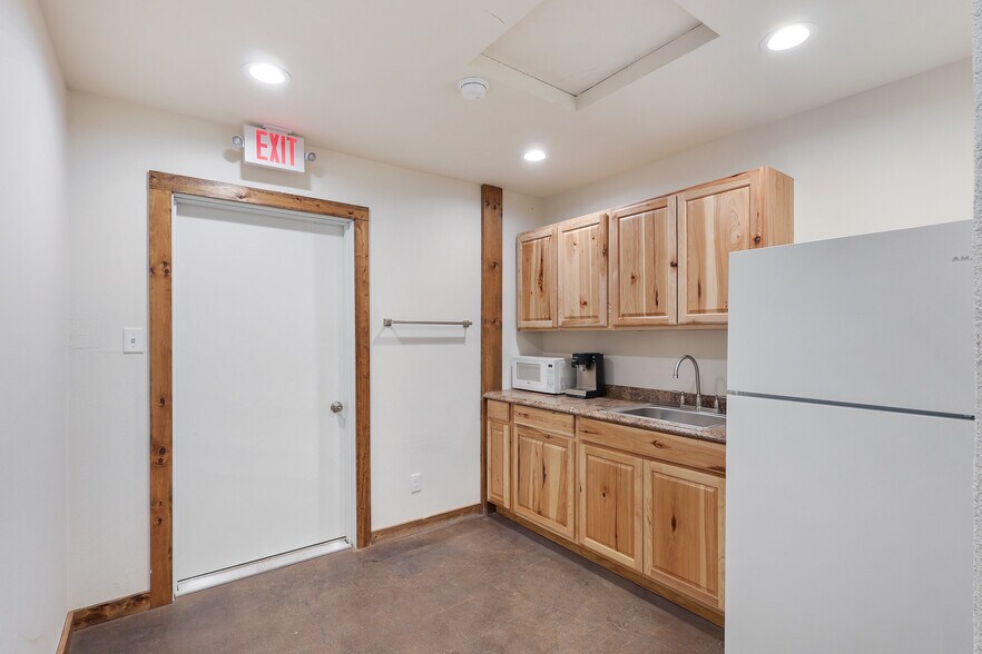 More Photos Of 2160 TX-118, Alpine Light Distribution For Sale