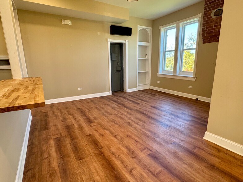 More Photos Of 111 W Madison St, Yorkville Office For Lease