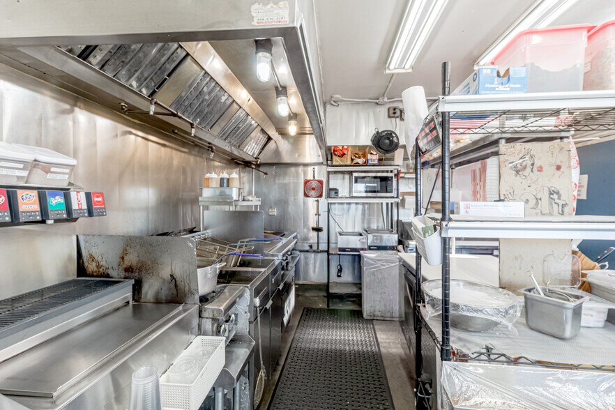 More Photos Of 2011 Ocean Front Walk, Venice Restaurant For Sale