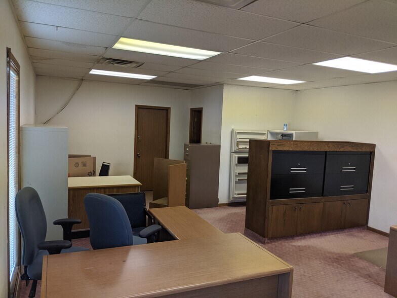 More Photos Of 1236-1248 Royal Dr, Papillion Warehouse For Lease