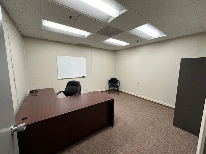 More Photos Of 425 N Gateway Ave, Rockwood Warehouse For Lease