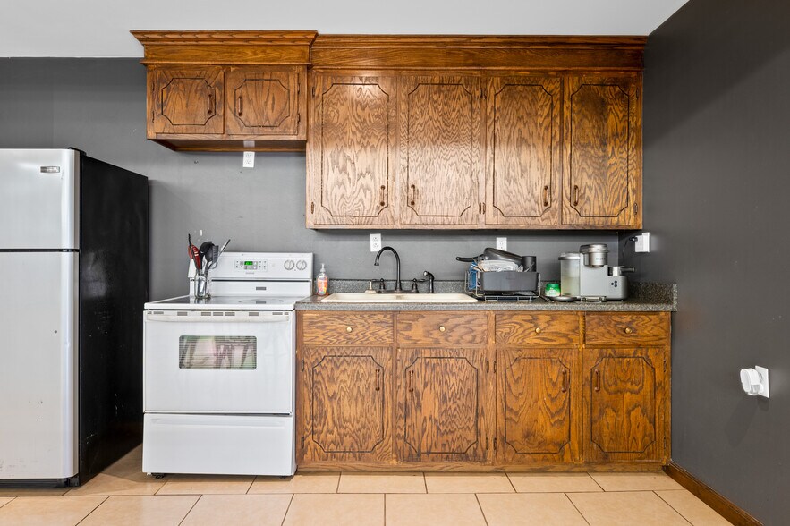 More Photos Of 10462 Hwy 165 S, Forest Hill Warehouse For Sale