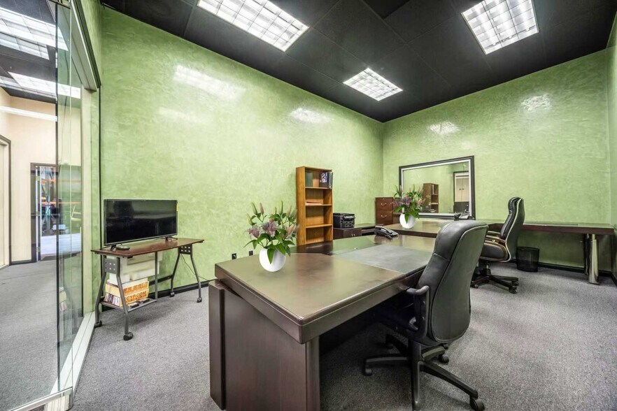 More Photos Of 215 W 134th St, Los Angeles Warehouse For Lease