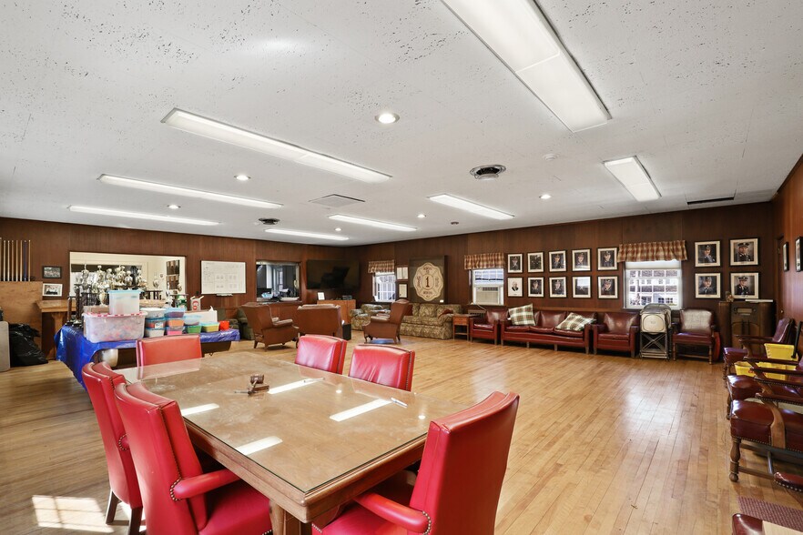 More Photos Of 34 Village Grn, Bedford Specialty For Sale
