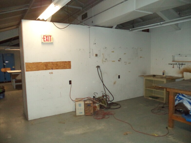 More Photos Of 92 Londonderry Tpke, Manchester Auto Dealership For Sale