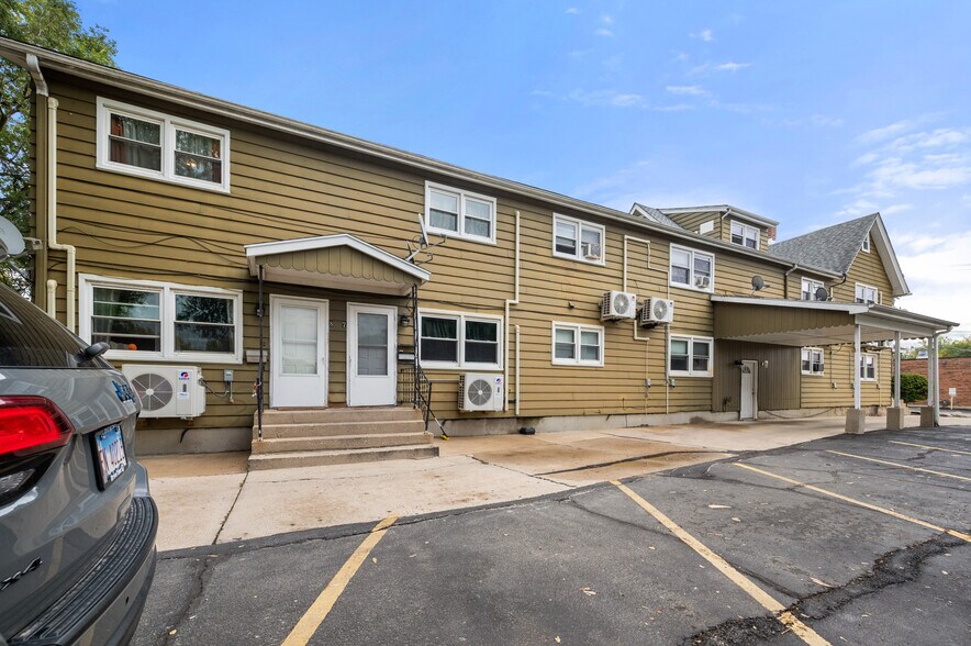 More Photos Of 304 Hankes Ave, Aurora Apartments For Sale