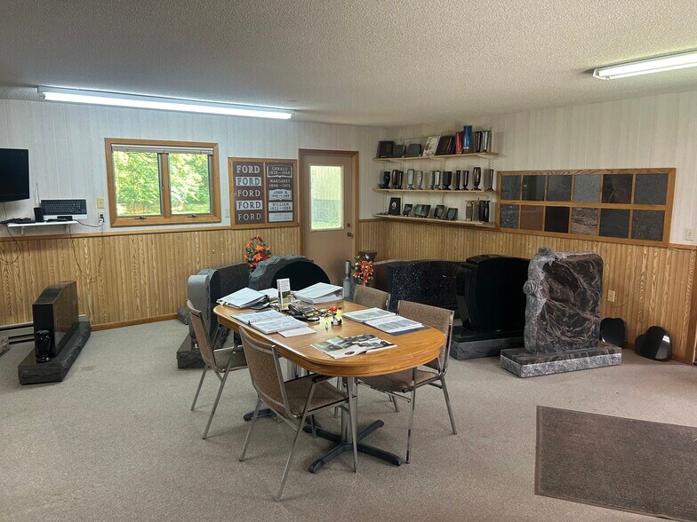 More Photos Of 711 Main St E, Melrose Manufacturing For Sale